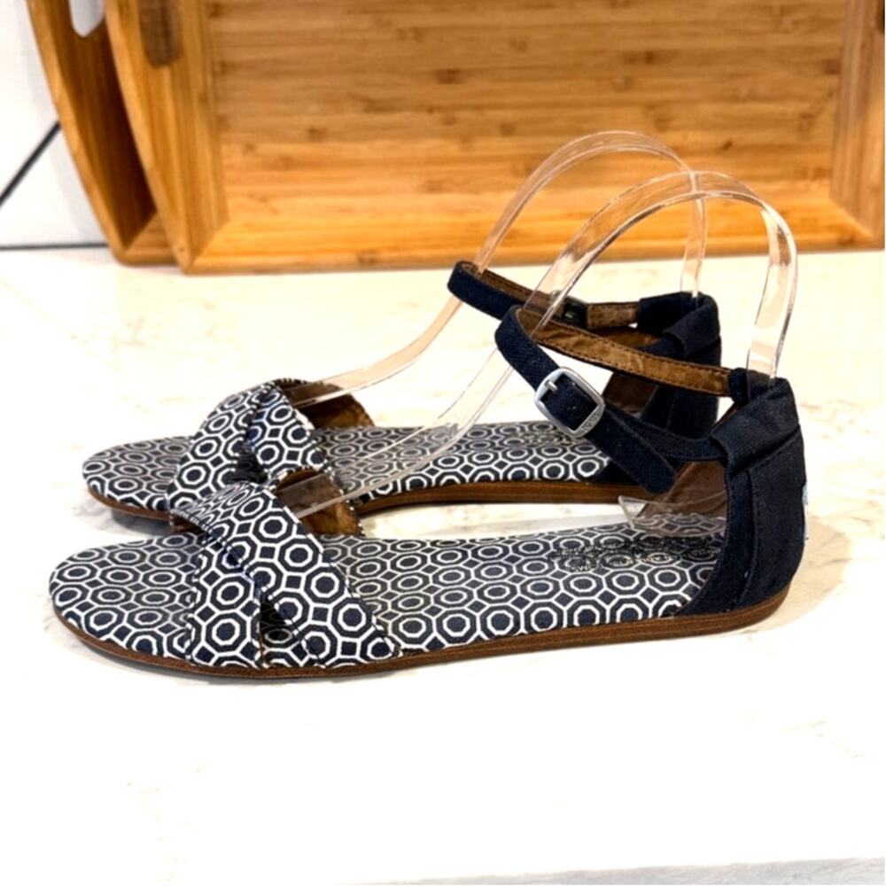 TOMS Navy Blue Canvas Geometric Flat Ankle Strap Correa Sandals size 7 casual